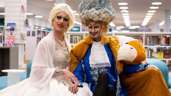 Drag King Eric BigClit (r.) und Dragqueen Vicky Voyage, aufgenommen nach der Lesung in der Stadtteilbibliothek. - &copy; Sven Hoppe/dpa