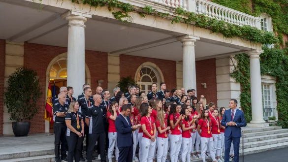 Spaniens Ministerpr&auml;sident Pedro S&aacute;nchez (r) zeichnete die Weltmeisterinnen mit der Goldmedaille f&uuml;r Verdienste im Sport aus. - &copy; Manu Fernandez/AP/dpa