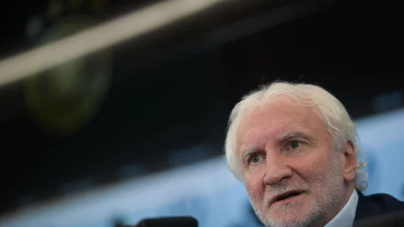 Stellte sich den Medien: Der neue DFB-Direktor f&uuml;r die deutsche Fu&szlig;ball-Nationalmannschaft Rudi V&ouml;ller. - &copy; Sebastian Gollnow/dpa