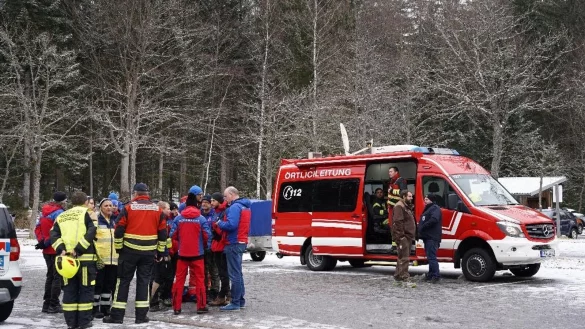 Einsatzkr&auml;fte der Feuerwehr in der N&auml;he der Stelle, an der das Kleinflugzeug im Bayerischen Wald abgest&uuml;rzt ist. - &copy; -/Zema Medien/dpa
