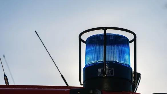 Ein Blaulicht auf dem Dach eines Einsatzfahrzeugs der Feuerwehr. - &copy; Philipp von Ditfurth/dpa/Symbolbild