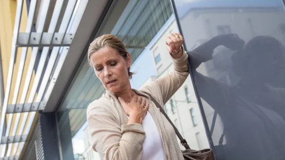 Der Kreislauf ist wackelig, der Kopf dr&ouml;hnt: Ursache f&uuml;r solche Beschwerden kann ein Wetterwechsel sein. - &copy; Christin Klose/dpa-tmn/Illustration