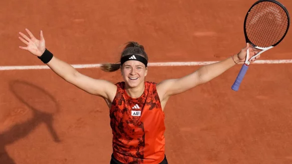 Karolina Muchova feiert einen überraschenden Sieg über Aryna Sabalenka. - © Christophe Ena/AP/dpa