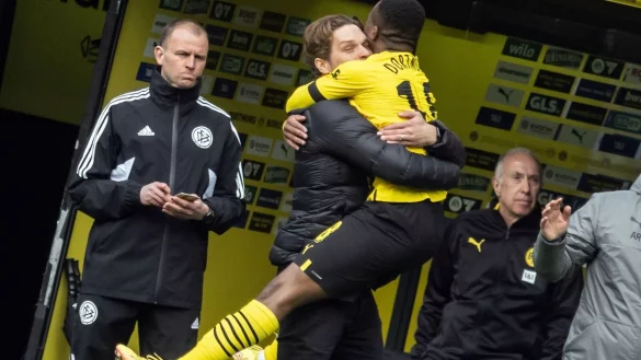 Dortmunds Youssoufa Moukoko jubelt mit Trainer Edin Terzic &uuml;ber sein Tor zum 2:1. - &copy; Bernd Thissen/dpa