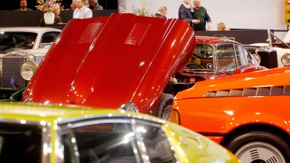 Oldtimer auf der Messe Techno-Classica in Essen (Symbolbild). Der Bundesrechnungshof r&uuml;gt die g&uuml;nstige Besteuerung von Oldtimern mit dem Historien-Kennzeichen. - &copy; Roland Weihrauch/dpa