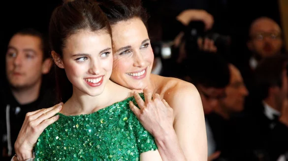 Margaret Qualley (l) und ihre Mutter Andie MacDowell beim Filmfestival von Cannes im Mai 2022. - &copy; Sebastien Nogier/EPA/dpa