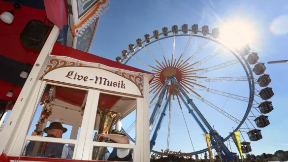 Live Blasmusik wird am traditionellen Fahrgesch&auml;ft &laquo;Krinoline&raquo; gespielt. - &copy; Karl-Josef Hildenbrand/dpa