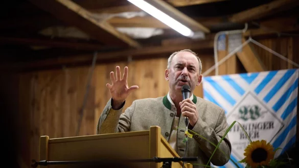 Bayerns Vize-Regierungschef Hubert Aiwanger sieht sich mit schweren Vorwürfen konfrontiert. - © Tobias C. Köhler/dpa