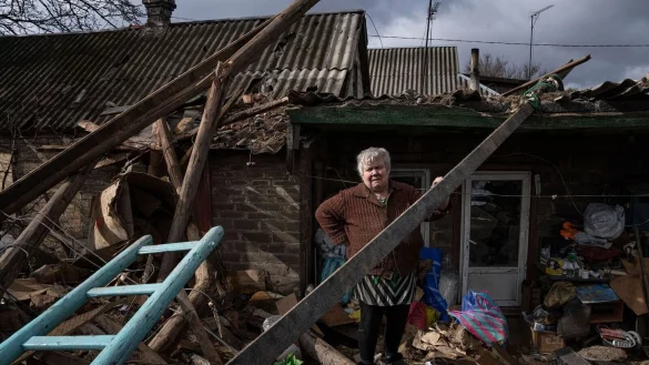 Olena Lysovska sieht sich im ukrainischen Maxymilianivka die Tr&uuml;mmer ihres Hauses an, das von einer russischen Rakete zerst&ouml;rt wurde. - &copy; Evgeniy Maloletka/AP/dpa
