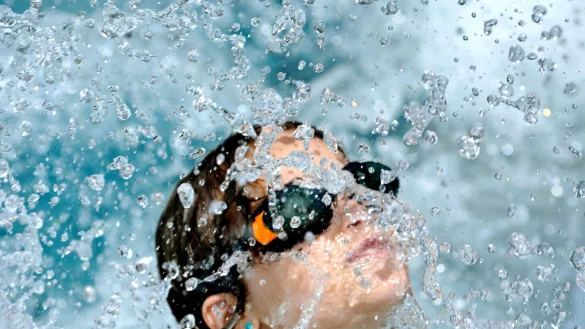 Wie gut kann das Kind schwimmen? Kennt es die Gefahren? Diese Fragen helfen dabei, herauszufinden, ob das Kind fit f&uuml;r seinen ersten Freibadbesuch ohne Eltern ist. - &copy; Uwe Zucchi/dpa/dpa-tmn