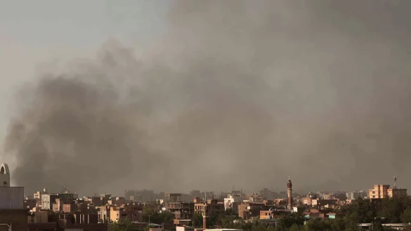 Rauch steigt am 29.04.2023 &uuml;ber Khartum auf. - &copy; Marwan Ali/AP/dpa