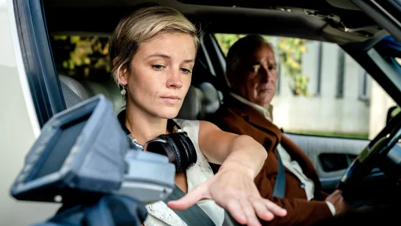 Luz Hendriks (Lynn Van Royen) B&uuml;rgerscore wird gelesen in einer Szene der ersten Folge der Near-Future-Serie &laquo;Arcadia&raquo;. - &copy; jonnydepony/Maarten De Bouw Photography/WDR/ARD