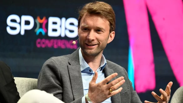 Simon Rolfes, Gesch&auml;ftsf&uuml;hrer Sport des Fussball-Bundesligisten Bayer04 Leverkusen spricht w&auml;hrend der SpoBis-Konferenz. - &copy; Roberto Pfeil/dpa/Archivbild