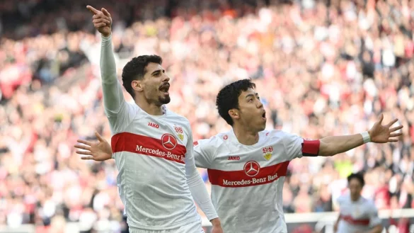 Stuttgarts Torsch&uuml;tze Gil Dias (l) und Wataru Endo jubeln nach dem Tor zum 1:0-F&uuml;hrung. - &copy; Marijan Murat/dpa