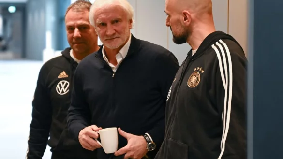 Bundestrainer Hansi Flick (l-r), DFB-Sportdirektor Rudi V&ouml;ller und Antonio Di Salvo, U21-Trainer, kommen zu einer Pressekonferenz. - &copy; Arne Dedert/dpa