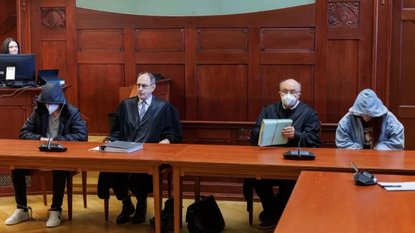 Die beiden Angeklagten, ein Mann (l) und eine Frau (r), sitzen neben ihren Anwälten im Sitzungssaal im Landgericht. - © Daniel Karmann/dpa