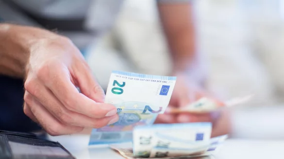 Damit es am Monatsende nicht knapp wird: F&uuml;r die Fortzahlung einer Waisenrente sollte die L&uuml;cke zwischen Schulabschluss und Ausbildungsbeginn nicht mehr als vier Monate betragen. - &copy; Christin Klose/dpa-tmn