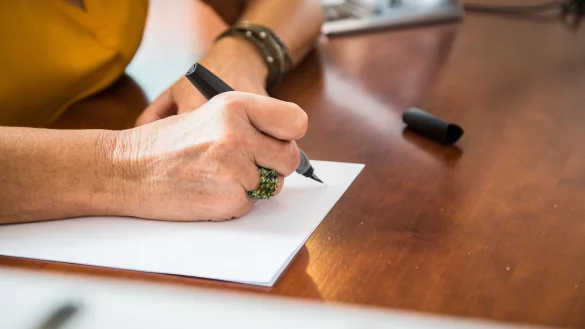 Vertrauen ist wichtig, wenn man sich bei der Erstellung eines Testaments helfen l&auml;sst - der eigene freie Willen muss aber gewahrt bleiben. - &copy; Christin Klose/dpa-tmn