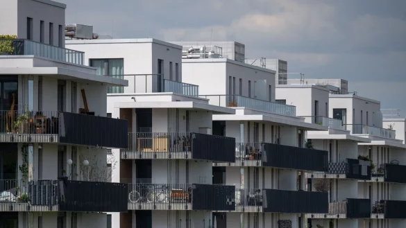 Blick auf Neubau-Wohnungen im Berliner Bezirk Sch&ouml;neberg. - &copy; Monika Skolimowska/dpa