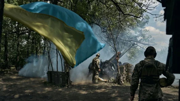 Ukrainische Soldaten feuern eine Kanone in der N&auml;he von Bachmut in der Region Donezk ab. - &copy; LIBKOS/AP/dpa