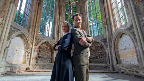 Conrad (David Rott) und die idealistische Ordensschwester Charlotte (Kristin Suckow) im Kloster. - &copy; Thomas Neumeier/ARD Degeto/dpa