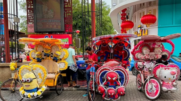Rikschafahrer warten im Zentrum von Malakka auf Kundschaft. - &copy; Carola Frentzen/dpa