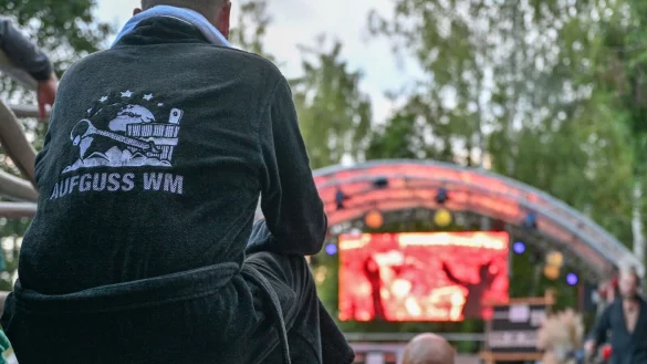 Ein Teilnehmer der Aufguss-Weltmeisterschaft 2023 verfolgt auf einer Videoleinwand einen Auftritt der Konkurenz. - &copy; Patrick Pleul/dpa