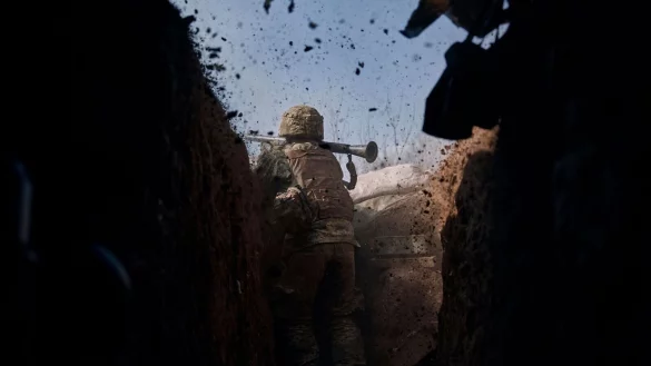 Ein ukrainischer Soldat feuert an der Frontlinie nahe Bachmut eine Panzerfaust ab. - © LIBKOS/AP/dpa