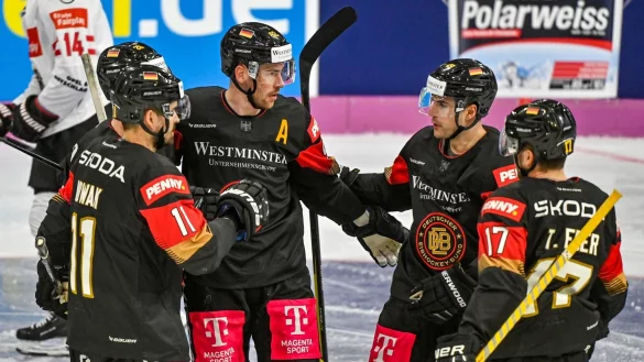 Deutschlands Eishocky-M&auml;nner durften einen Sieg gegen &Ouml;sterreich feiern. - &copy; Armin Weigel/dpa