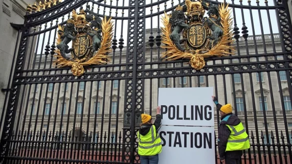 Anh&auml;nger der Kampagnengruppe Republic h&auml;ngen ein Wahllokalschild ans Gel&auml;nder des Buckingham Palace in London. - &copy; Aaron Chown/PA Wire/dpa