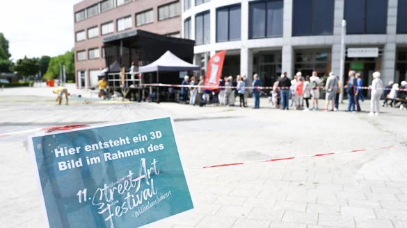 11. Internationales StreetArt-Festival: Vor dem riesigen 3D-Motiv am Valoisplatz in Wilhelmshaven hat sich eine lange Warteschlange gebildet. - &copy; Lars Penning/dpa
