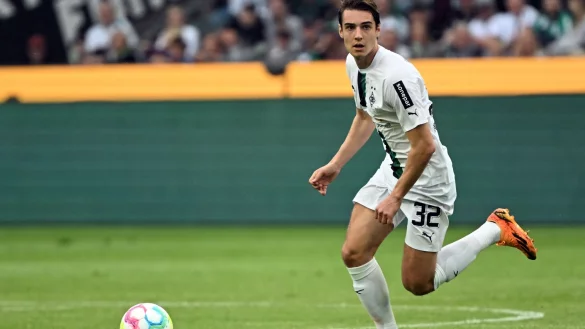 Florian Neuhaus hat sich beim 2:1-Testspielsieg von Borussia M&ouml;nchengladbach gegen Ingolstadt verletzt. - &copy; Federico Gambarini/dpa/Archivbild