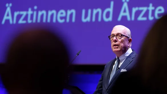 Klaus Reinhardt, Pr&auml;sident der Bundes&auml;rztekammer, spricht bei der Er&ouml;ffnungsveranstaltung des 127. Deutschen &Auml;rztetages. - &copy; Henning Kaiser/dpa