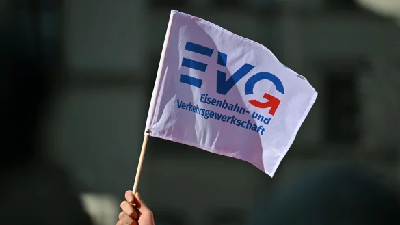 Nach der Absage eines zweit&auml;gigen Warnstreiks bei der Deutschen Bahn ruft die Eisenbahn- und Verkehrsgewerkschaft (EVG) den bundeseigenen Konzern zu kurzfristigen Tarifgespr&auml;chen auf. - &copy; Martin Schutt/dpa