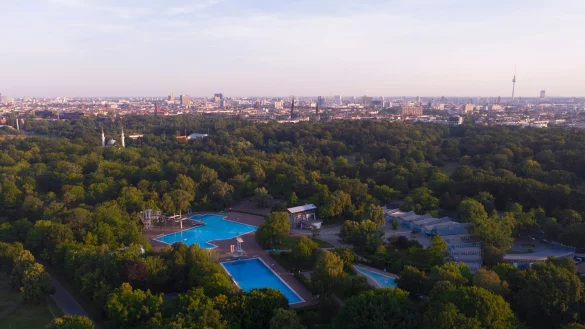 Blick auf das Columbia Bad in Neuk&ouml;lln. Es bleibt bis Montag geschlossen. (Drohnenaufnahme) - &copy; Paul Zinken/dpa