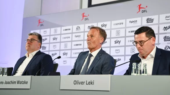 Mitglieder des Vorstands der DFL sprachen nach der Ablehnung des Deals am Frankfurter Flughafen. - &copy; Arne Dedert/dpa