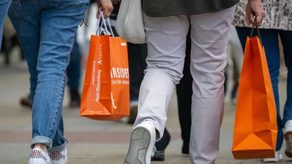 Laut DIW-Erwartung d&uuml;rften die realen Einkommen ab der zweiten Jahresh&auml;lfte erstmals seit drei Jahren wieder steigen. Damit h&auml;tten die Menschen auch abz&uuml;glich der Preissteigerungen mehr Geld zur Verf&uuml;gung. - &copy; Monika Skolimowska/dpa