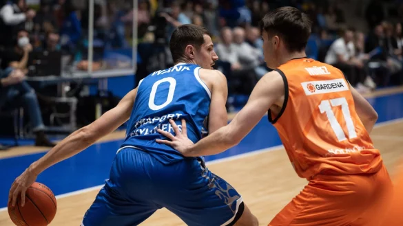 Trotz Sieg am letzten Spieltag m&uuml;ssen Lukas Wank (l) und die Fraport Skyliners den Gang in die zweite Liga antreten. - &copy; Sebastian Gollnow/dpa