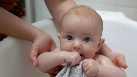 Babyhaut ist sehr empfindlich, daher sollte beim Baden kein hei&szlig;es Wasser in die Wanne nachlaufen. - &copy; Silvia Marks/dpa-tmn