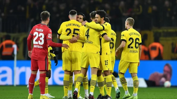 Dortmunds Spieler umarmen sich nach der Partie. - © Marius Becker/dpa