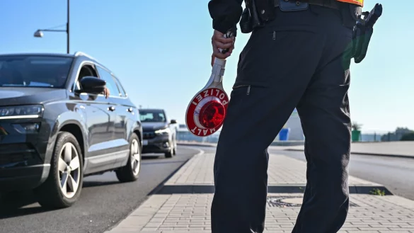 Ein Beamter der Bundespolizei steht am deutsch-polnischen Grenzübergang Stadtbrücke bei einer Kontrolle. - © Patrick Pleul/dpa