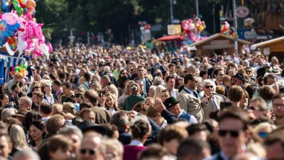 Tausende Menschen drängen sich über das Oktoberfestgelände in München. - © Peter Kneffel/dpa