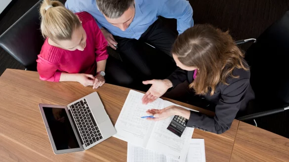 Auch auf die Finanzierung kommt es an: Bei einer energetischen Sanierung muss vieles passen. - &copy; Monique W&uuml;stenhagen/dpa-tmn