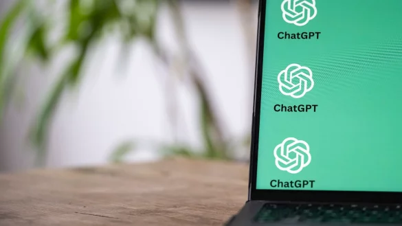 Die ChatGTP-Logos auf dem Monitor des Laptops zeigen, dass hier mit K&uuml;nstlicher Intelligenz gearbeitet wird. - &copy; Hannes P Albert/dpa/dpa-tmn