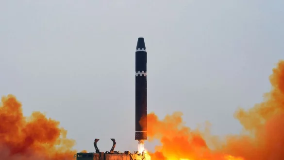Nordkorea hat eine Interkontinentalrakete in Richtung Ostmeer abgefeuert. - &copy; -/kcna/dpa