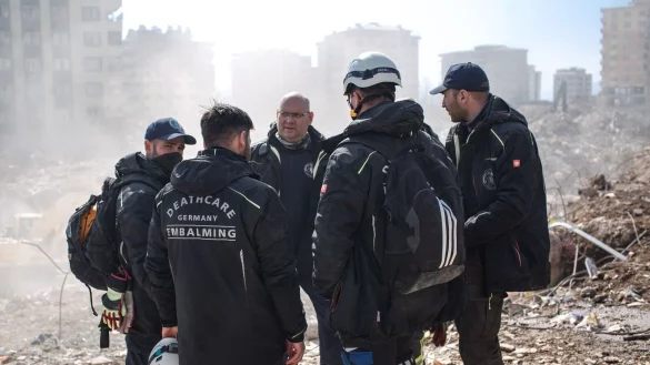 Ren&eacute; Stawinski (hinten, M), leitet das Team der Organisation &laquo;Deathcare&raquo; aus Deutschland: Ehrenamtliche Bestatter helfen, dass die Opfer des Erdbebens begraben werden k&ouml;nnen. - &copy; Ahmed Deeb/dpa