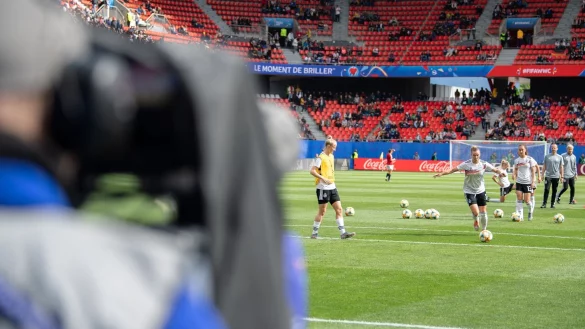 Laut einer Umfrage wollen die deutschen Fans nicht, dass die TV-Sender f&uuml;r die &Uuml;bertragungsrechte noch mehr Geld in die Hand nehmen. - &copy; Sebastian Gollnow/dpa