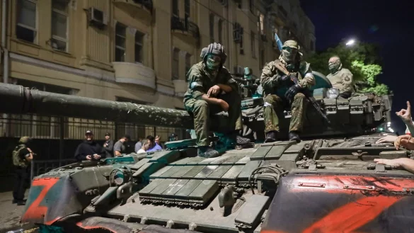 Angeh&ouml;rige des Milit&auml;runternehmens Wagner Group sitzen auf einem Panzer auf einer Stra&szlig;e in Rostow am Don, Russland, bevor sie einen Bereich im Hauptquartier des s&uuml;dlichen Milit&auml;rbezirks verlassen. - &copy; -/AP/dpa