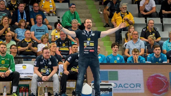 Eisenach-Trainer Misha Kaufmann (M.) stieg mit seinem Team auf. - © Daniel Vogl/dpa