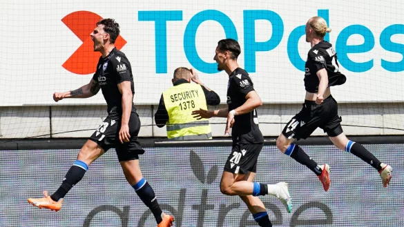 Dank Torsch&uuml;tze Janni Serra (l) jubelten die Bielefelder sp&auml;t auf dem Betzenberg. - &copy; Uwe Anspach/dpa